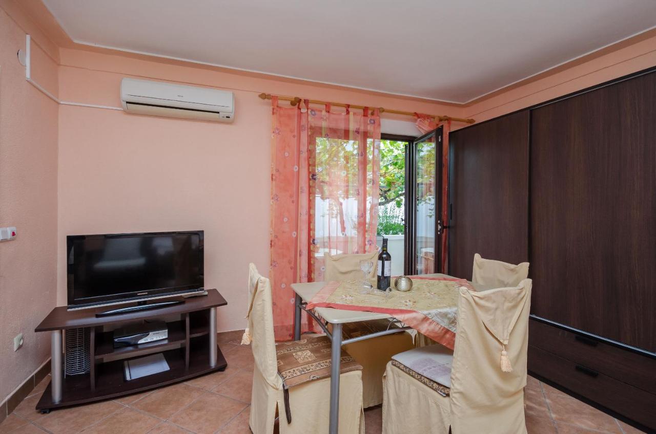 Apartments Helena Lopar Extérieur photo
