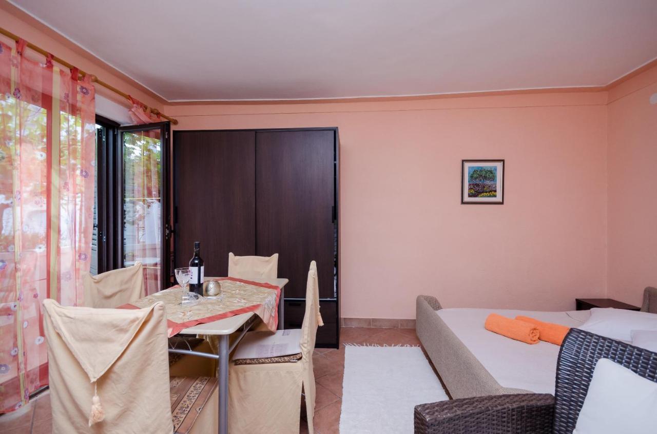 Apartments Helena Lopar Extérieur photo