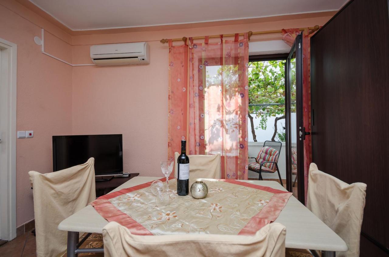 Apartments Helena Lopar Extérieur photo