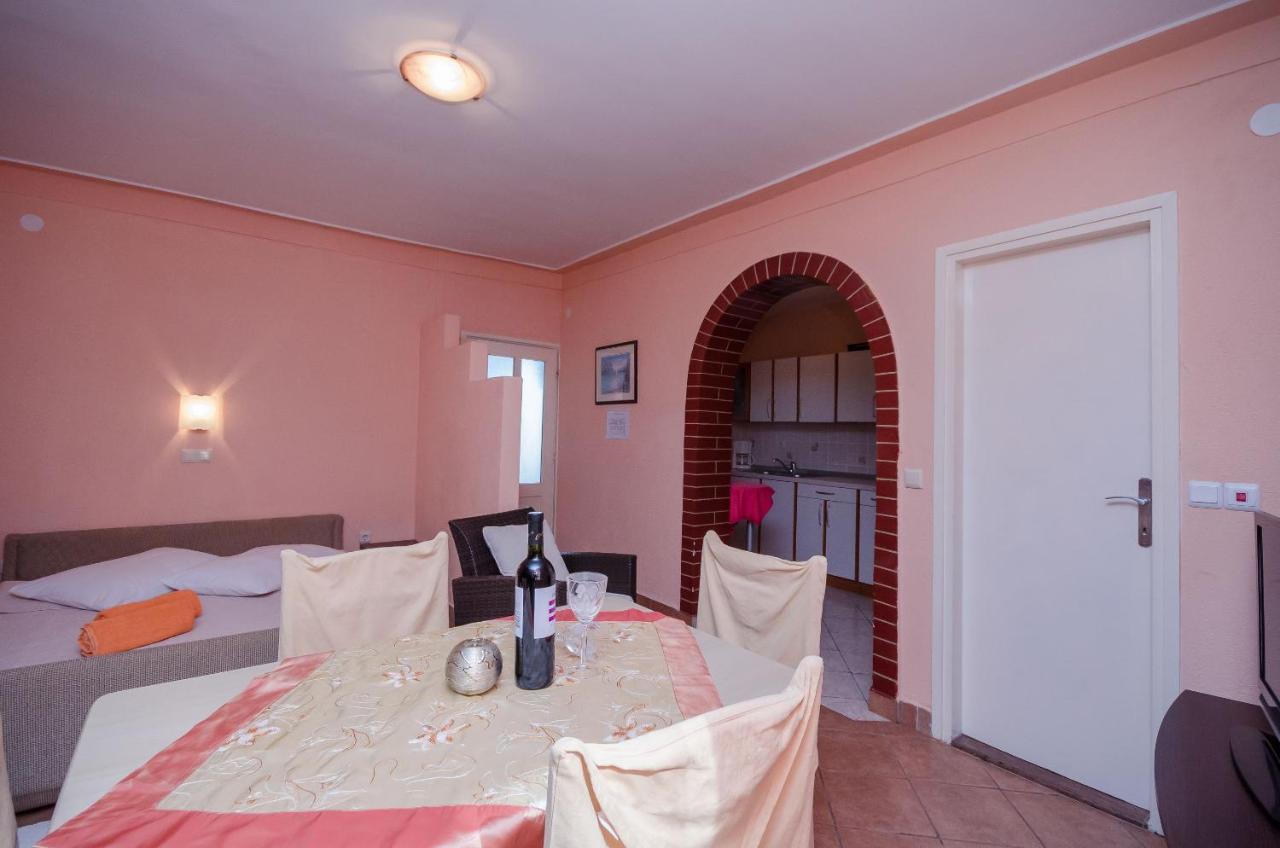 Apartments Helena Lopar Extérieur photo