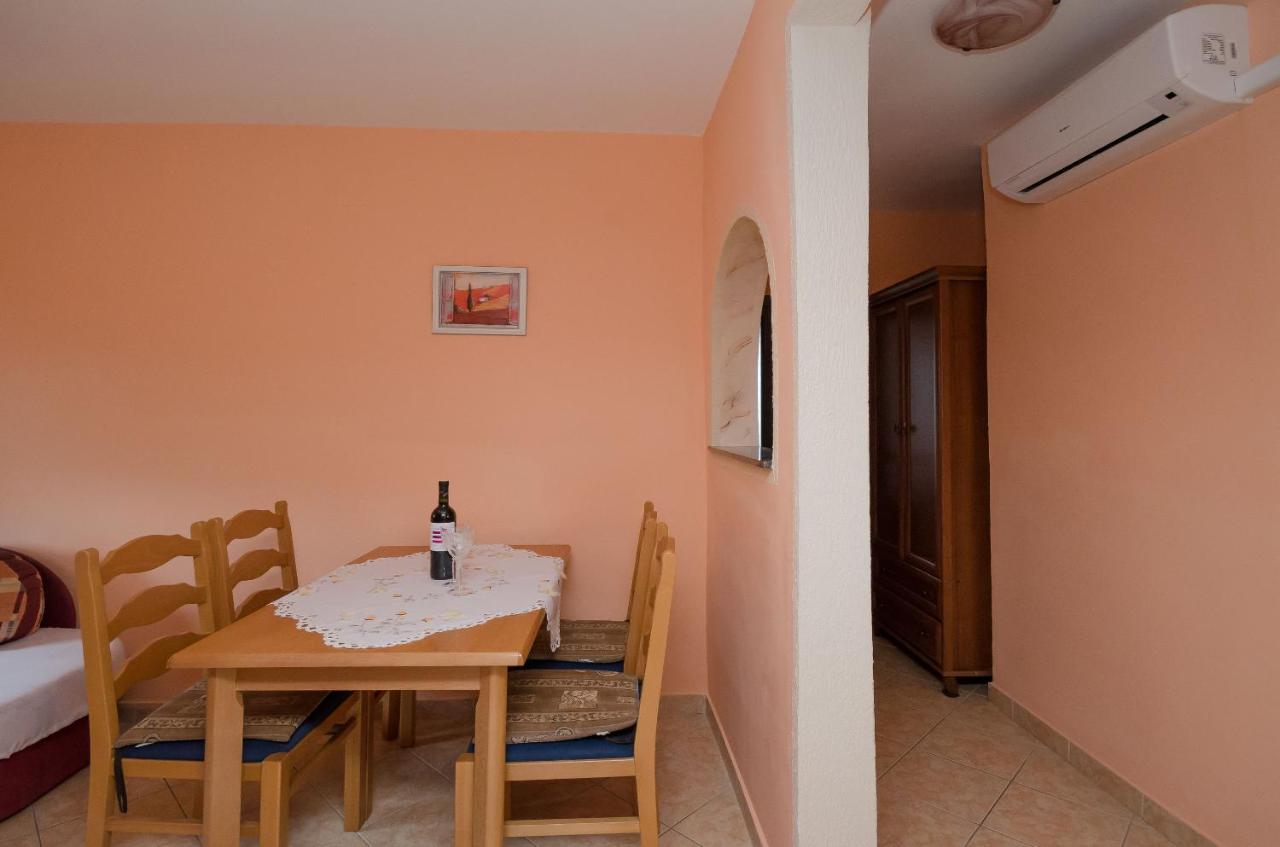 Apartments Helena Lopar Extérieur photo